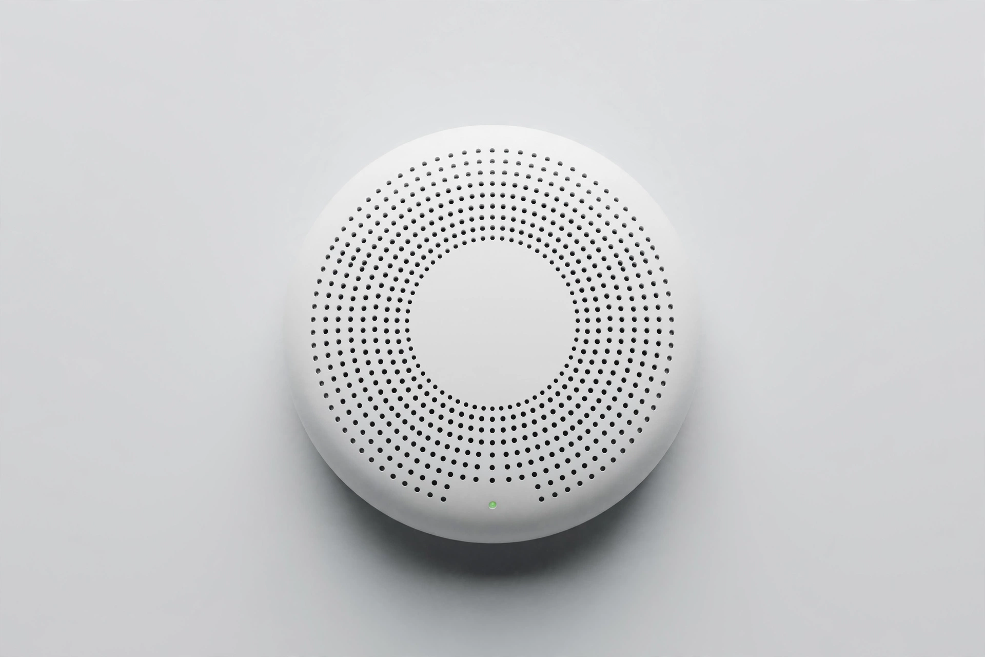 Compact round white wireless smoke and CO alarm